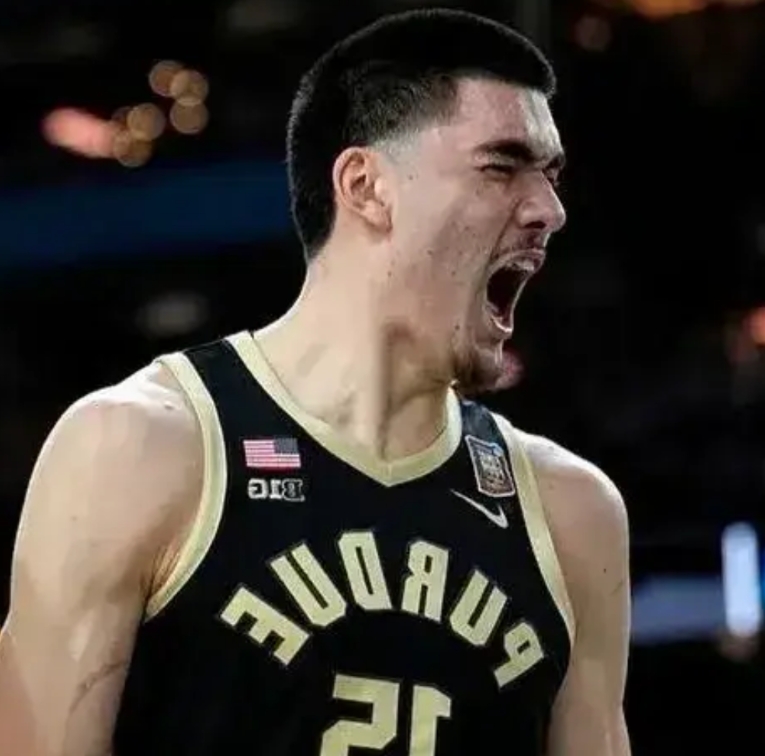 同样24届中锋，一比吓一跳！！

埃迪，24届9顺位，得到156分97篮板11助