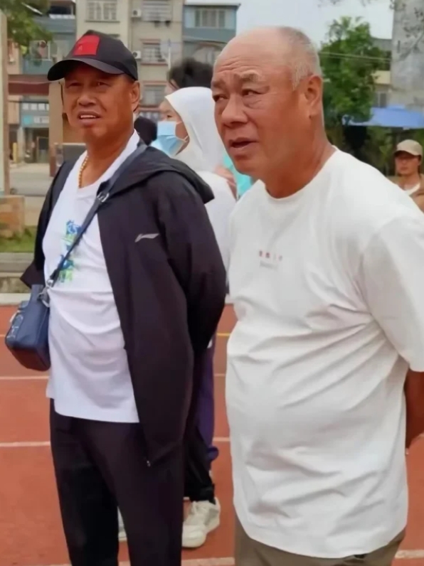 知名体操运动员退役后都在干什么？大部分都去当教练了，最著名的是李宁，创立了李宁品