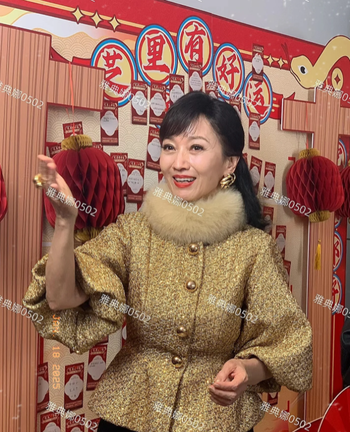 71岁的赵雅芝本人并不年轻，但她身材苗条气质好，脸上也没有整的痕迹，虽然年纪大了
