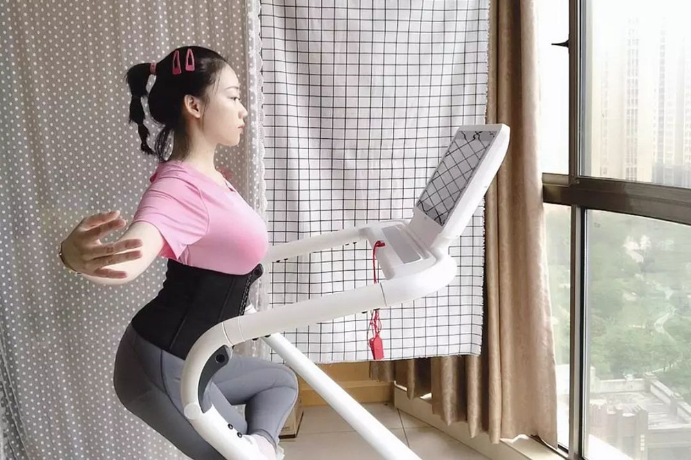 生完宝宝后，想要快速恢复身材，一定要两手抓！