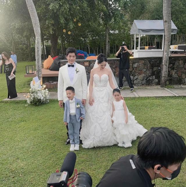 尴尬！陈乔恩大婚公开了谢娜的礼金数额，惹网友争议被吐槽情商低（谢娜和陈乔恩感情好吗是真的吗）-第3张图片-九妖电影