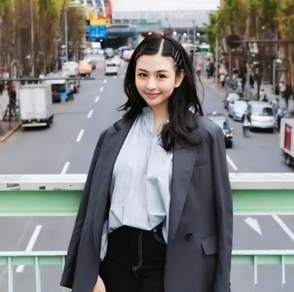 邱淑贞是影坛经典女神，其风情万种的形象深入人心。沈月作为新生代演员，此次模仿邱淑