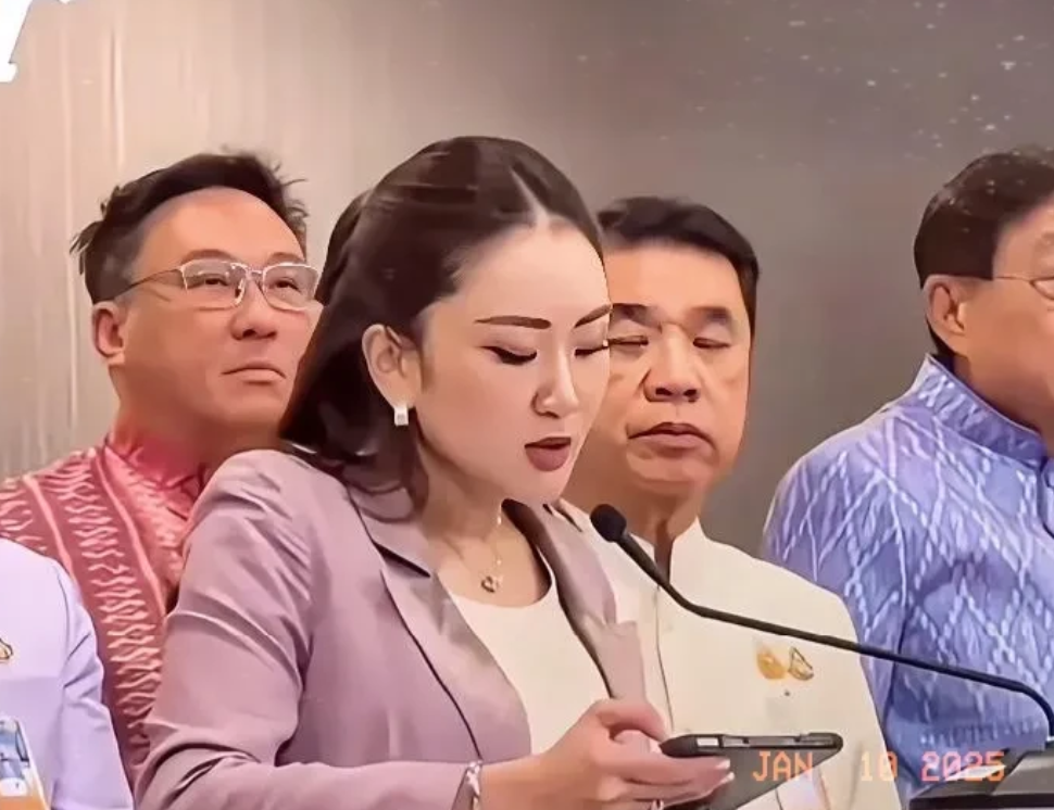 快讯！快讯！
泰国总理佩通坦最近发声了！
她说她很担心，她说她很慌张，因为很多很