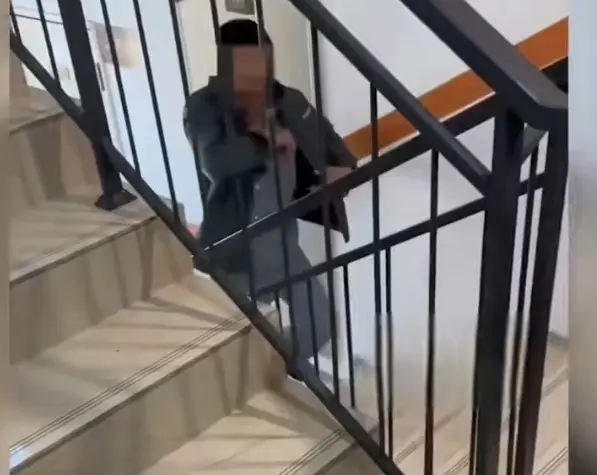 山东青岛。发生了一件无语的事，一名男子在4楼厨房抽烟开油烟机，2楼邻居找上门来，