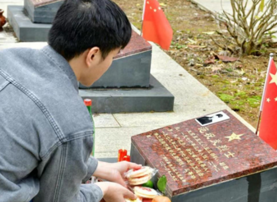 2022年，广西一小伙丧失了对生活的热情。某天，他散步至烈士陵园，注视着一块块烈