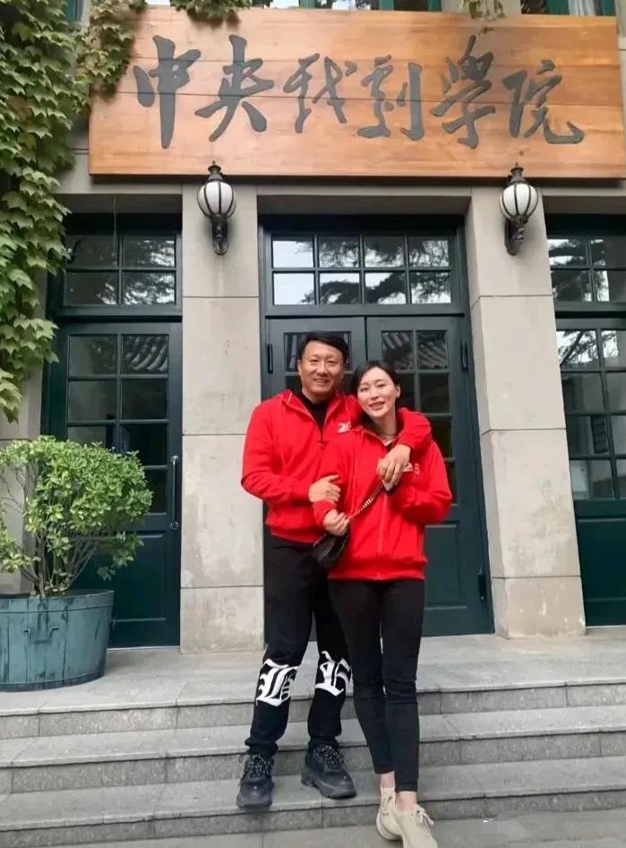才知道他俩是夫妻。两位都是演技扎实的演员，出演了许多经典角色，就是戏红人不红！你