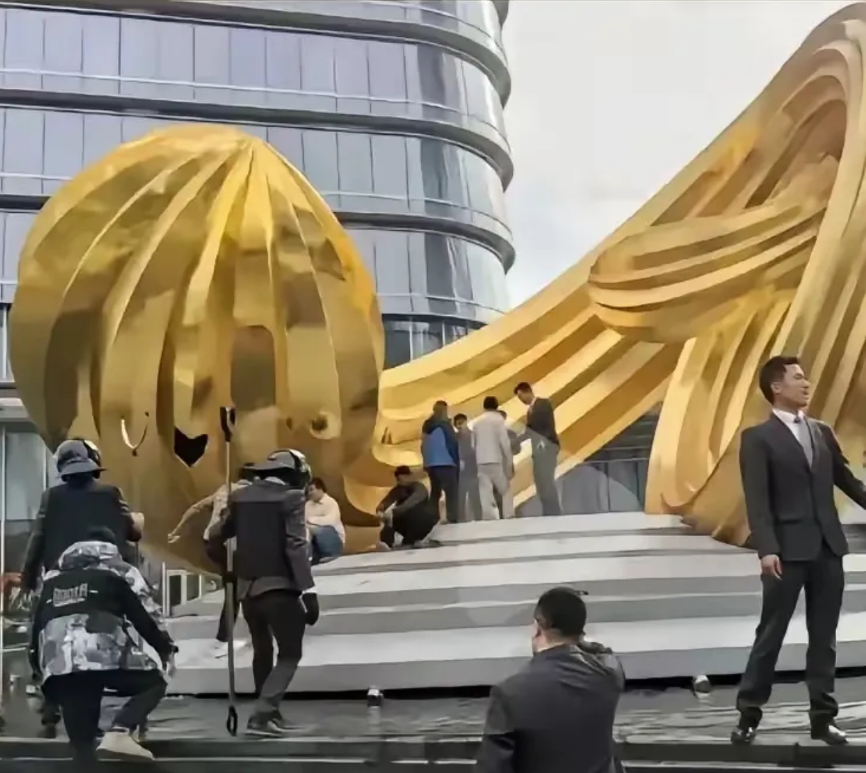 广州被拆“金瓜”事件有了最新进展，据该工程的包工头透露，他们目前正在进行协商，如