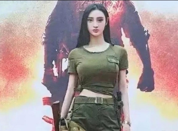 这电影上映了吗[傻眼]这女主怎么看着怪怪的。可能是妆容或角色设定，期待她在电影中