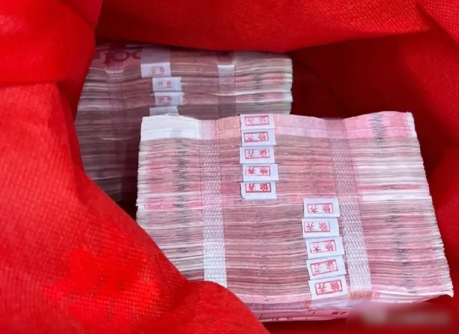山西大同，女子在家里的床铺底下放了107.5万元现金，谁料，她刚出趟门，回来后却