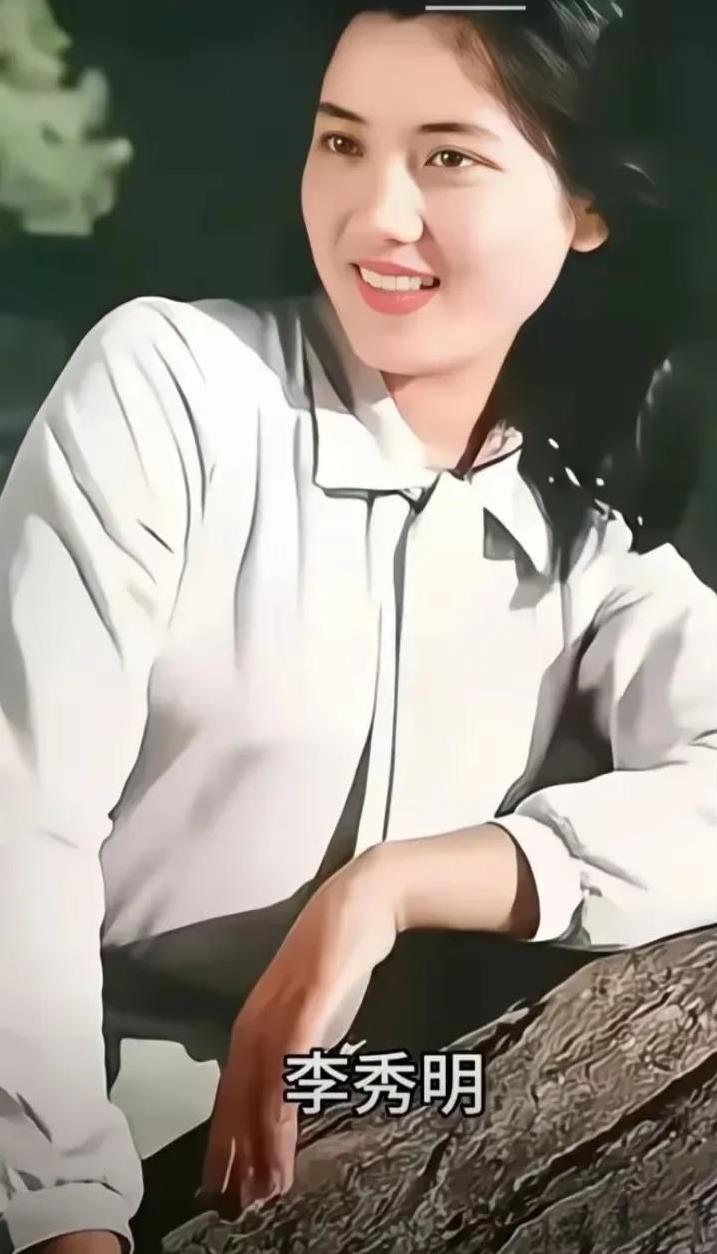 这是上世纪八十年代的照片，很美吧，当年看了她的电影《甜蜜的事业》，迷得我这样的小