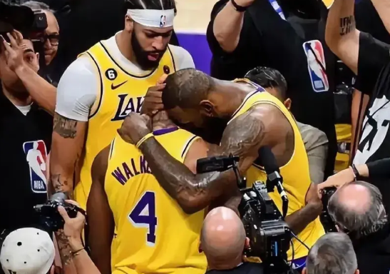 朗尼沃克回来了，但并没有想象中的受欢迎。
去欧洲兜了一圈，以为是去镀金的，结果是