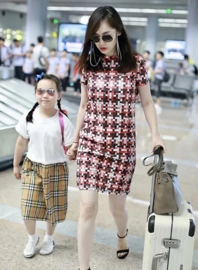 王宝强女儿长大了，两人放一起，一看就知道是谁亲生的。
王宝强和马容出那事儿之后，