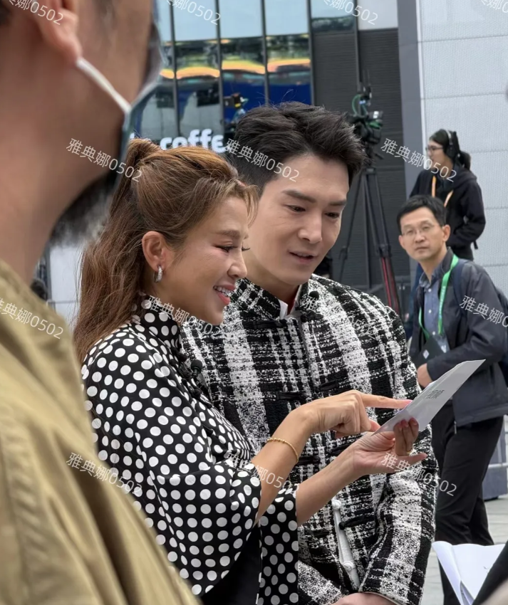 上海进博会偶遇朱迅，本人好瘦啊，黄色头有点儿显黑，脸整得痕迹很明显，但气质很好落