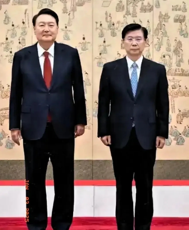 拿《警卫法》和“警卫区域”当借口，拒绝配合逮捕的这个人叫朴钟俊，何许人也？

要