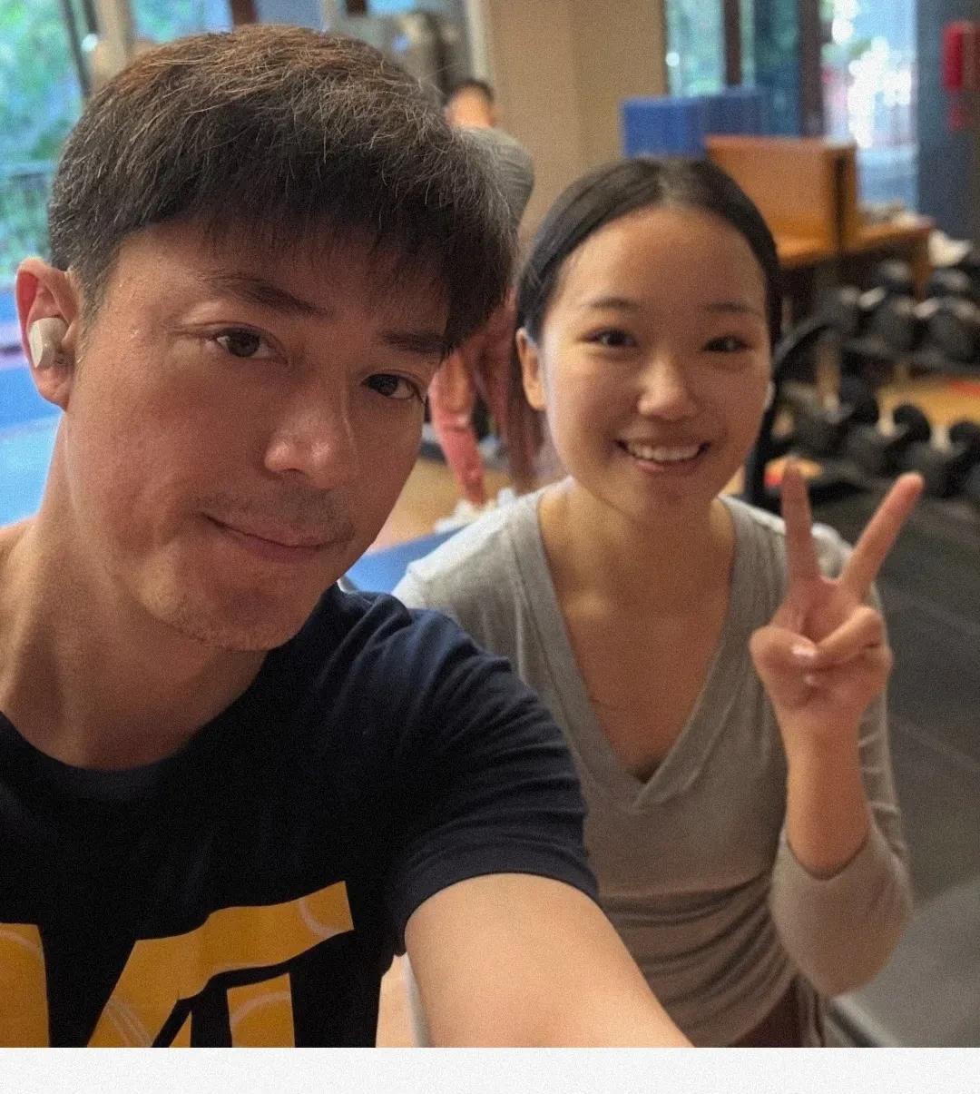 霍建华真是硬帅啊，素颜不刮胡子颜值照样抗打！
一位网友在酒店健身房偶遇霍建华，两