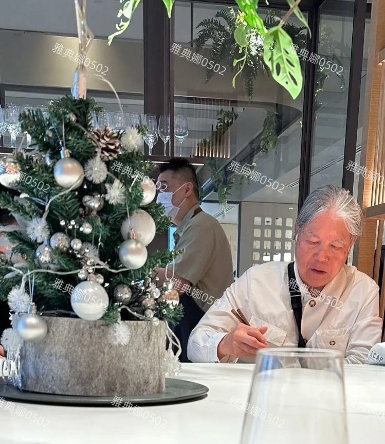 新加坡偶遇郭晶晶的公公霍震霆，平时看他出席活动身体硬朗气场强大。
其实他已经年纪