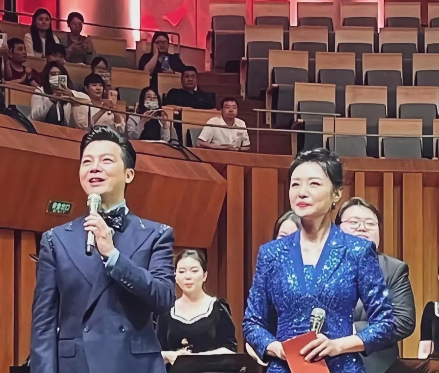 两位主持人，当年主持节目也是最后的新老交替，俗话说，长江后浪推前浪，主持人的舞台
