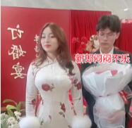 河北订婚现场新郎一脸无辜，对新娘完美身材无感：怕她是个手艺人 河北小伙李亮在父母