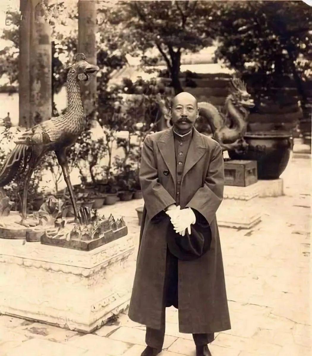 1919年，军阀曹锟创办河北大学，他说：“俺一个推车卖布的老粗，什么都不懂，大学