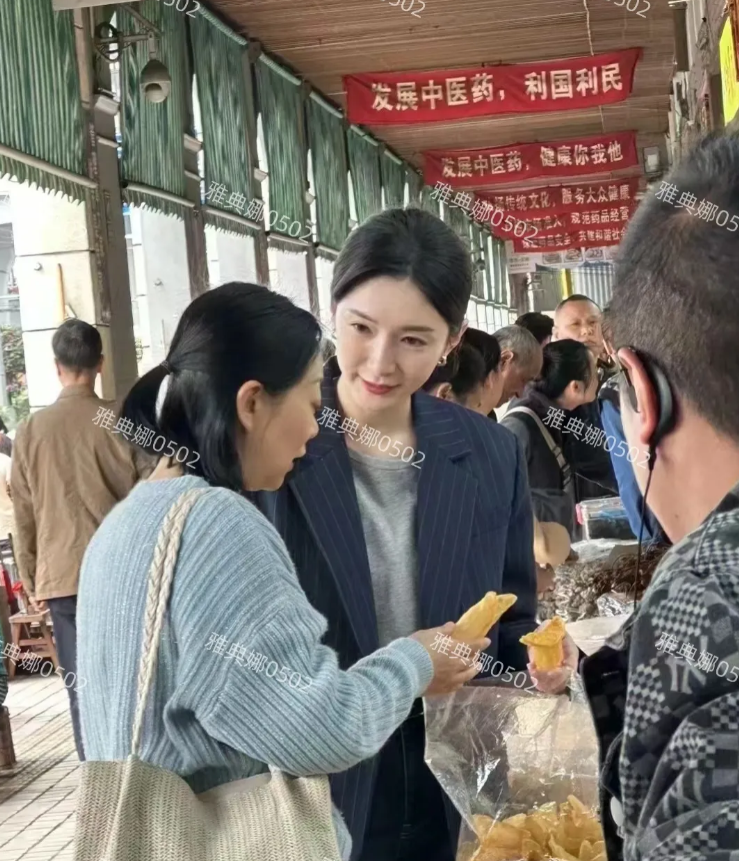 广州偶遇江疏影拍戏！
她五官比较寡淡不惊艳，很老气年龄感比较重，皮肤很白很秀气，