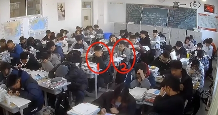 地震来临时，他本来想跑，但是，一想到后座腿脚不便，又折返回来，毫不犹豫背起残疾同