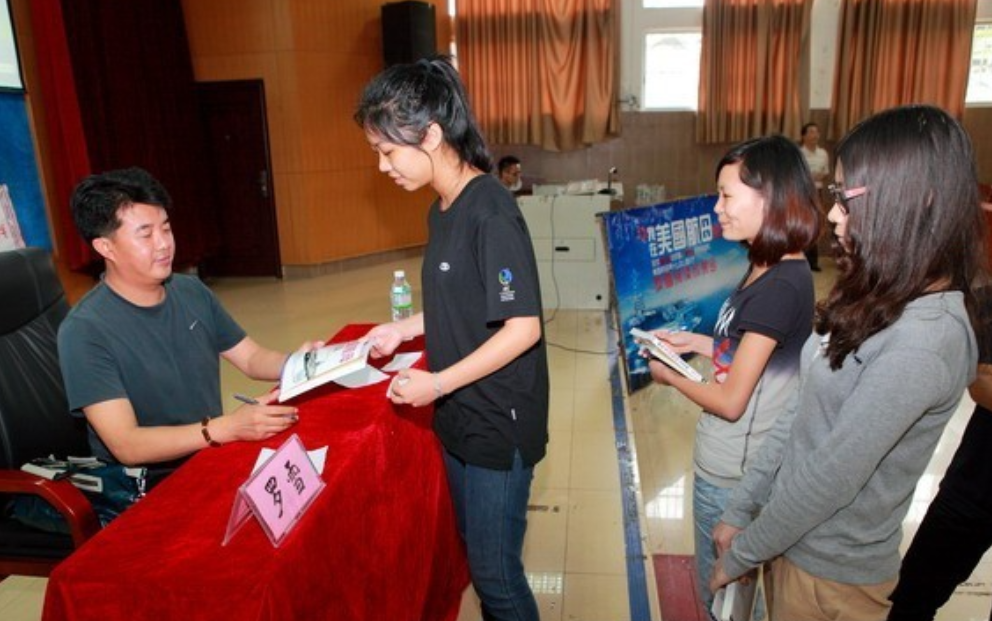 “如果我能够晚生20年，真希望能够在辽宁舰上服役！”中国小伙曾经在美国航母服役，