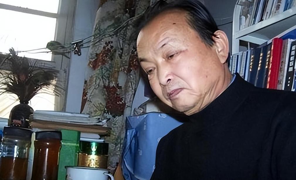 傅衍鲲，一个看似平凡的名字，却藏着一段令人心生敬佩的故事。作为一名普通的中学教师