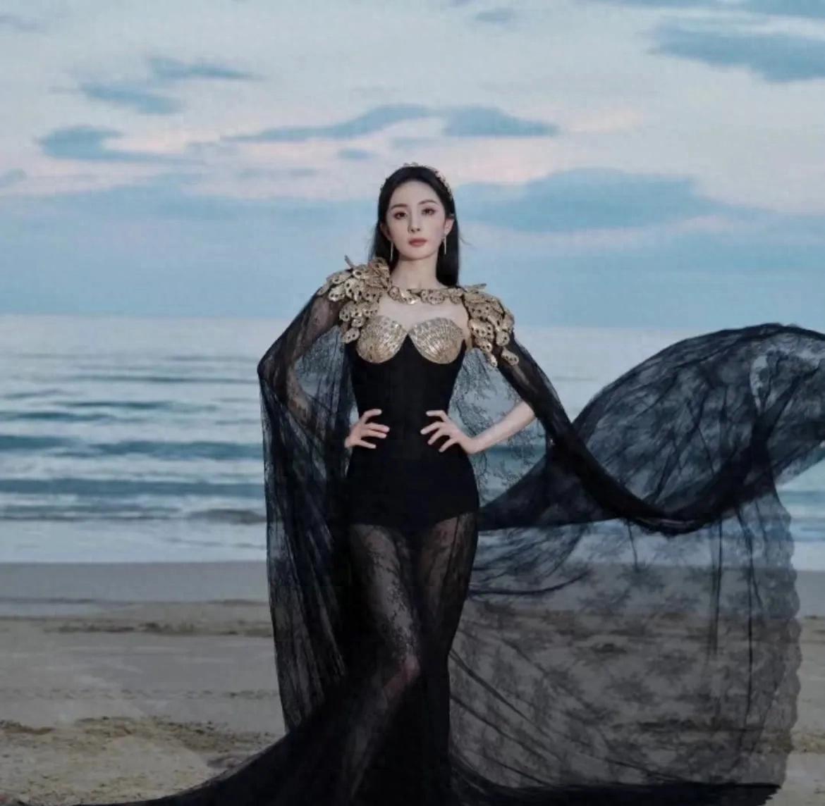娱乐圈女星身材较量，杨幂、柳岩、张萌、古力娜扎各有特色，但李小冉却以火辣身材独领