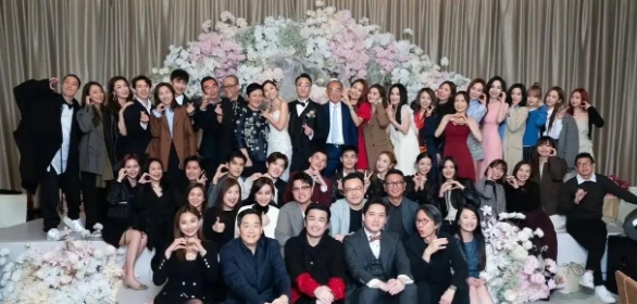 容祖儿在卫诗雅婚礼上抢尽风头了，和新娘一样穿大红色，人群中真的很难不注意她。大合
