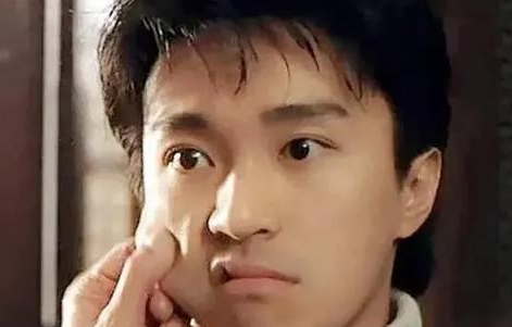 1992年，王晶拍摄《鹿鼎记》时，有一场脚趾头塞进鼻孔的戏，周星驰说：“除非是李