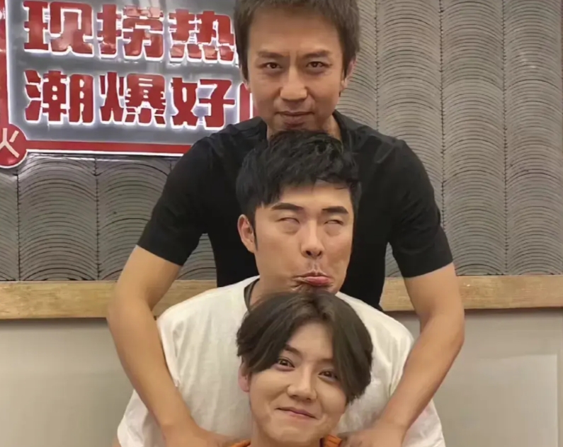 看得出有人是公主。陈赫凌晨直播，鹿晗硬要给他打电话。 陈赫先是挂了两次。 到了凌