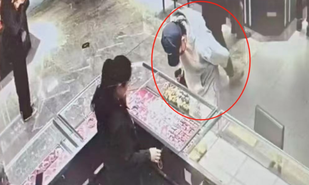 胡彦斌真是个狠人呐，买个黄金还去深圳水贝比价，真是最接地气的明星之一了。
上次在