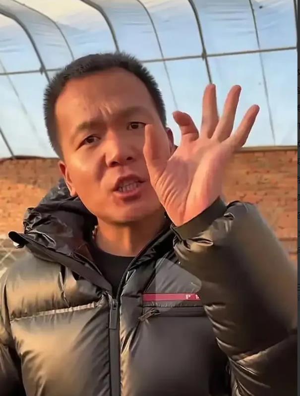 千万网红潘宏这次真的摊上大事儿了！为了流量给不能洗澡的狗洗澡，过程中还把狗嘴用扎