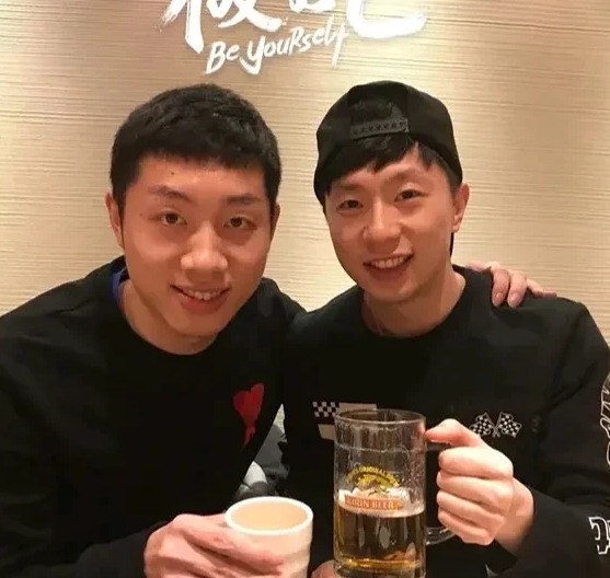 一次，主持人问许昕:“大满贯的马龙在国家队是大哥，你怕马龙吗？”许昕说:“年轻队
