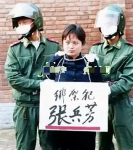 她本是一名幼师，却为了一夜暴富和男友绑架园长儿子索要20万后，下了毒手，这是她即