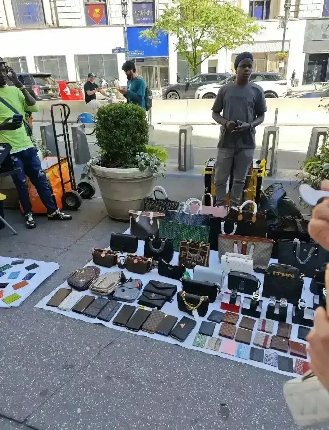 你可以怀疑他的人品，但你绝对不能怀疑他的产品。
这些在美国街头贩卖的黑人小哥，货