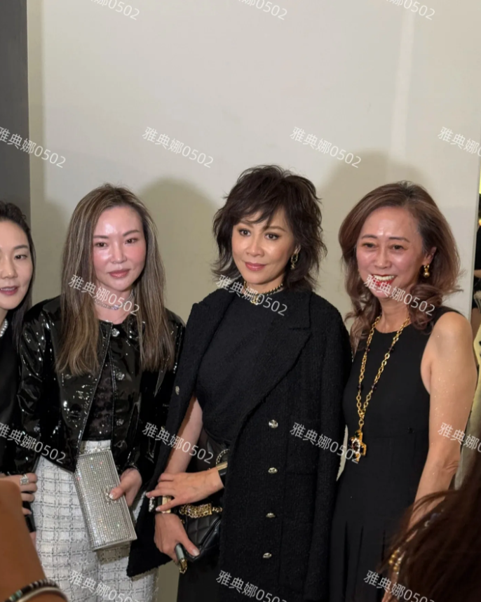 刘嘉玲是气质大于容貌的女明星，她的身高和五官并不太出众，但只要她站在镜头前就会散