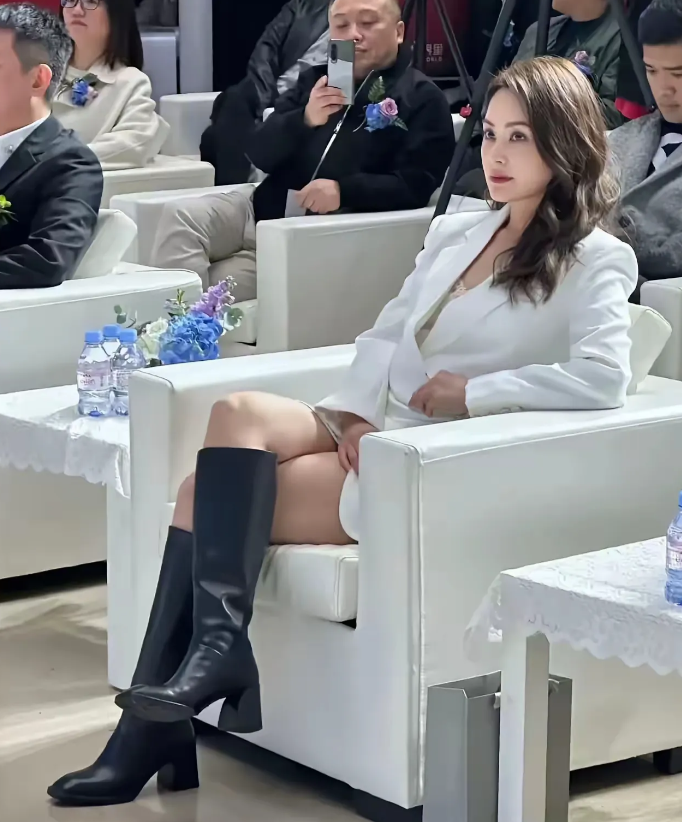 二十年多前，红遍大江南北的大明星，怎么看都很漂亮，她的脸蛋更是无可挑剔，太完美了