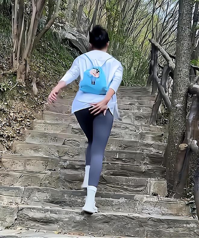男子带姐姐去爬山，落后时姐姐本能捂住屁股，姐弟间不该有这反应