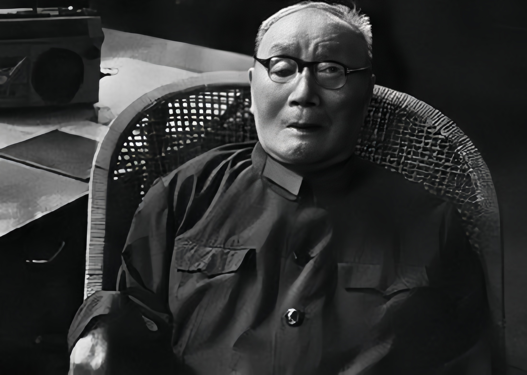 刘伯承元帅晚年身体不好，双目失明，卧床不起。华国锋成为领导人后，专程来看望刘伯承