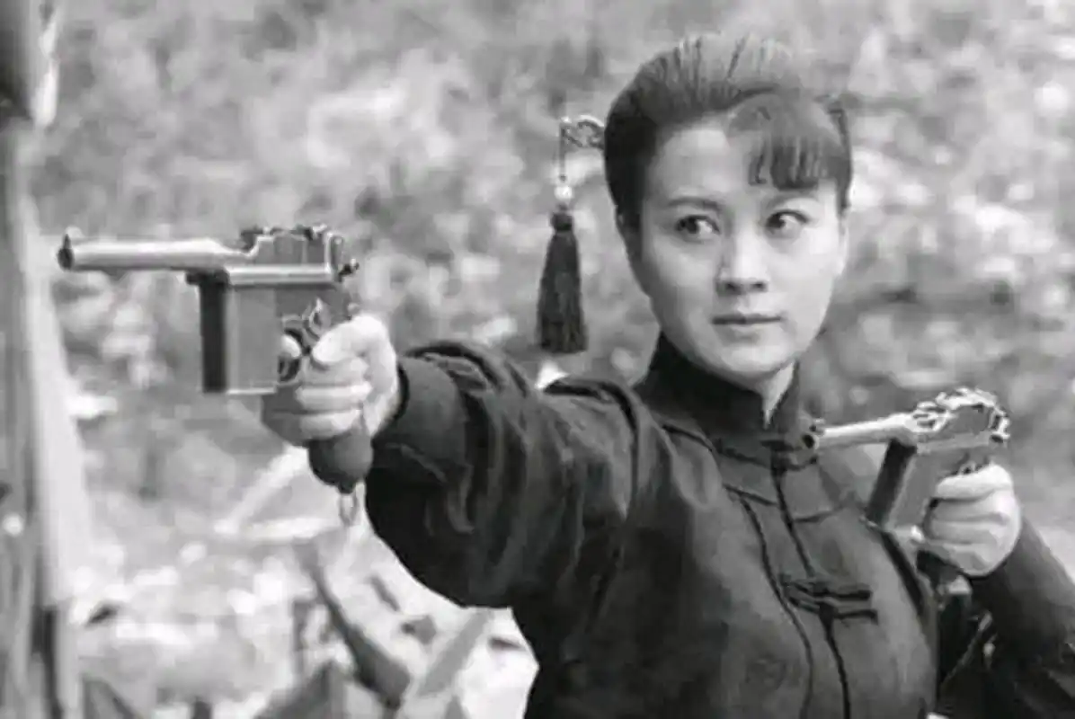 1941年，著名的“双枪老太婆”莫林被俘，面对即将被活埋的命运，敌人冷冷地问她：