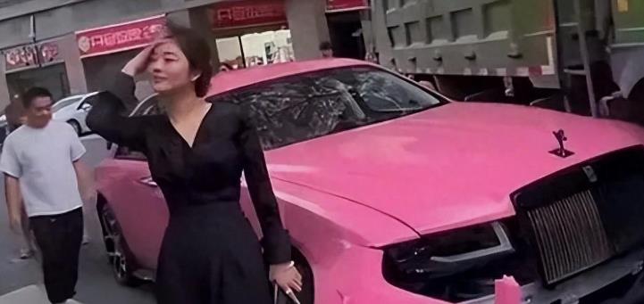 劳斯莱斯女司机今天的松弛是以前无数个小心翼翼、辛勤耕耘换来的。
 
无论多有钱，