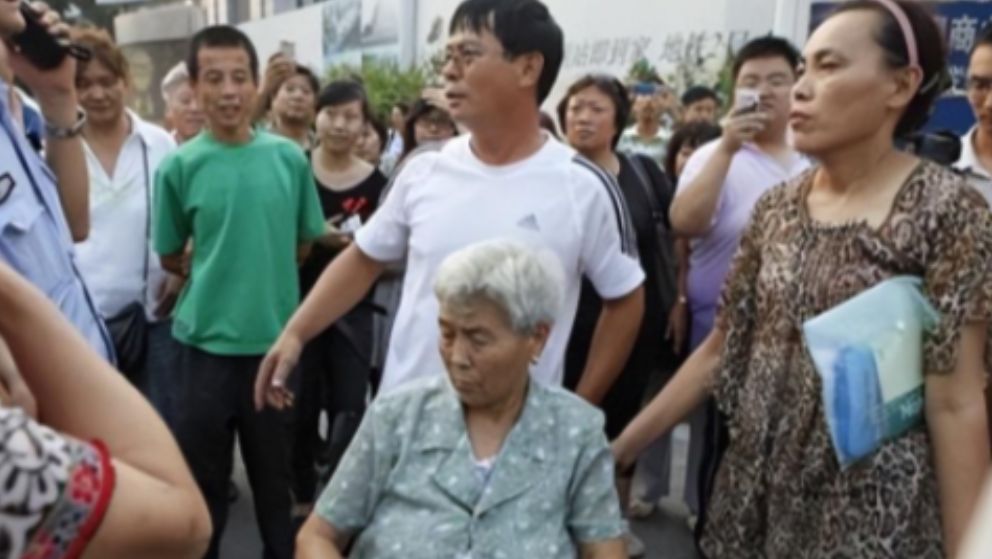 “坏人变老了！”天津一男子驾车时，看到老太太翻越护栏摔倒，男子下车将其扶起，却遭