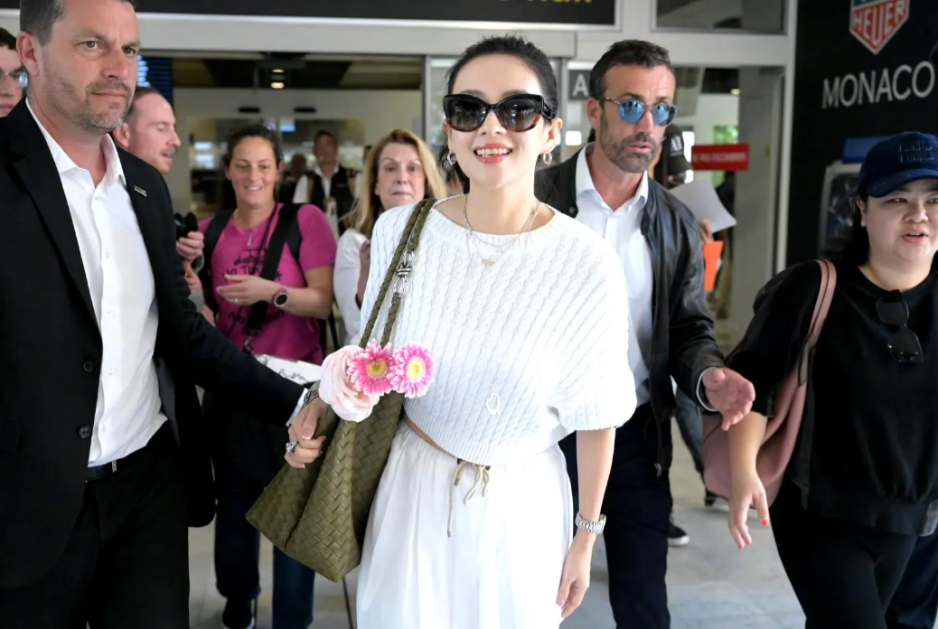 章子怡，一身白裙笑容满面，丝毫没受前夫公布新恋情的影响。
45岁的她颜值身材都在