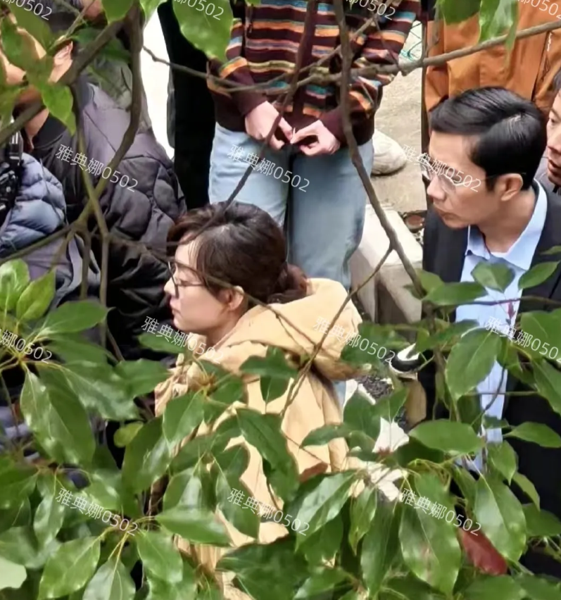 孙俪在嘉兴大学拍戏，42岁的她本人并不年轻，一直热衷养生的她皮肤不白脸色暗沉状态
