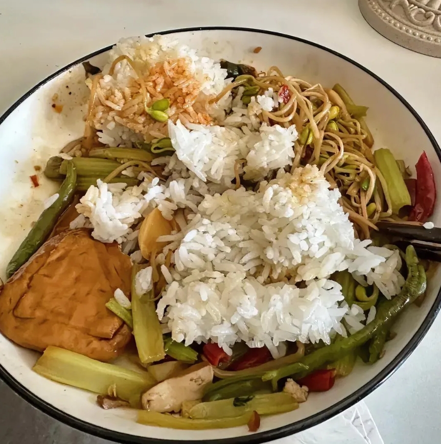 拿人不当吧[流泪]前天晚上我们公司加班，给婆婆打电话说给留着饭，稍晚点回家。干完