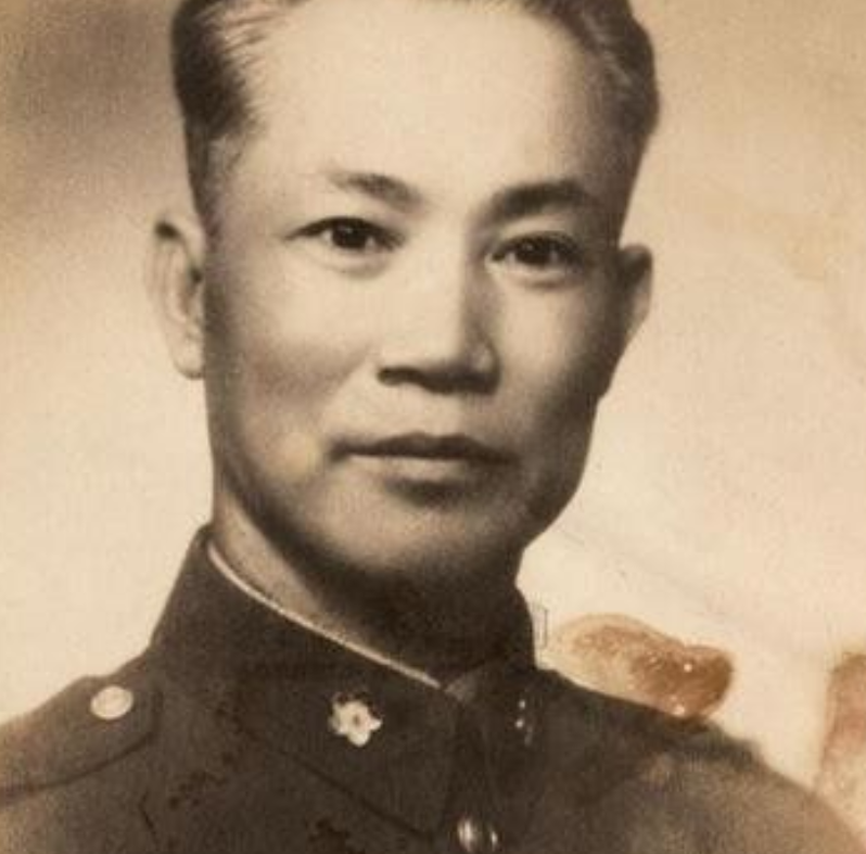 1925年，陈诚回家奔丧。7年不见的妻子，想与他同房。不料，刚到床上，就被他一脚