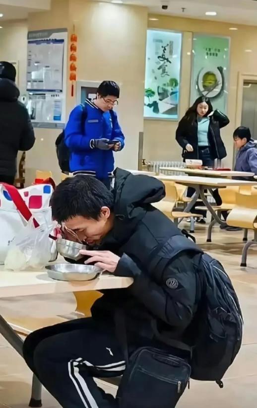 他年薪很高，但生活节俭，又非常聪明，谁嫁给他一定很幸福！