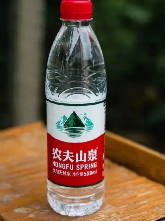大反转了！大量网民直播喝农夫山泉，抵制网暴的破窗效应正在行动，国人最大的优点是爱