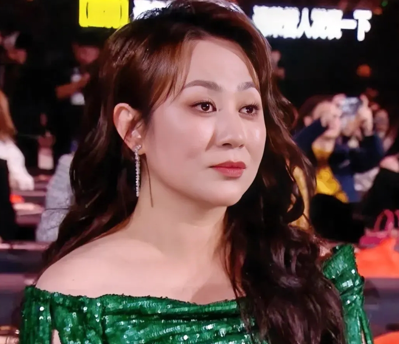 鹅厂听好了！
给明年的微博之夜提3个建议：

1、把晚会的时间改了，提前到21点